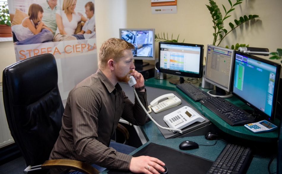 dyspozytor przy ekranie