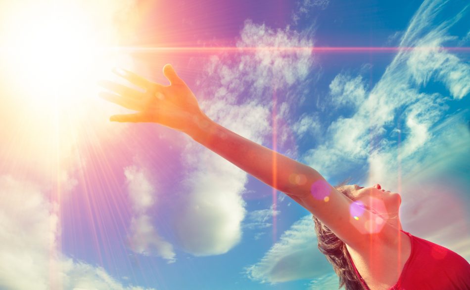 kobieta na tle nieba