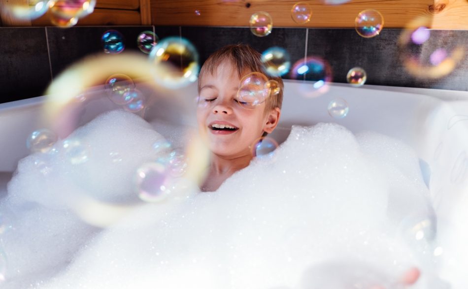 chłopiec kąpiący się w wannie
