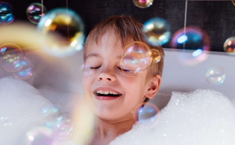 chłopiec kąpiący się w wannie
