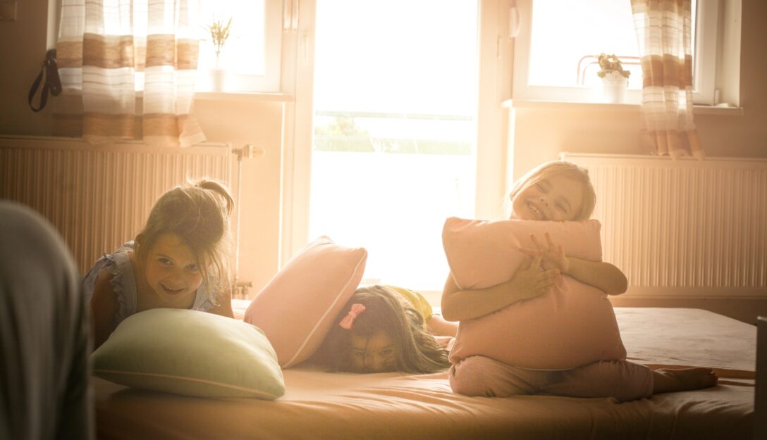 dzieci bawiące się poduszkami
