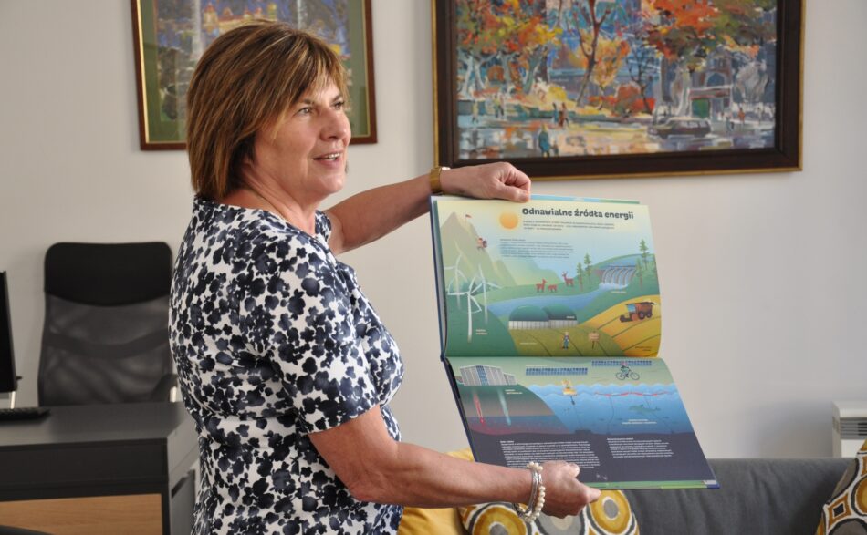 Pani Prezydent trzymająca wielką księgę Ciepła