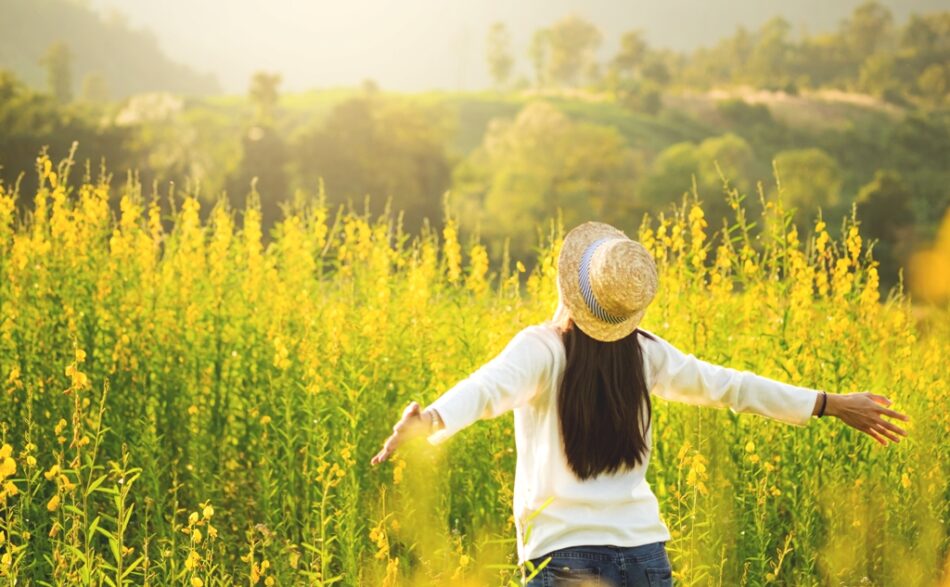 kobieta w promieniach słońca