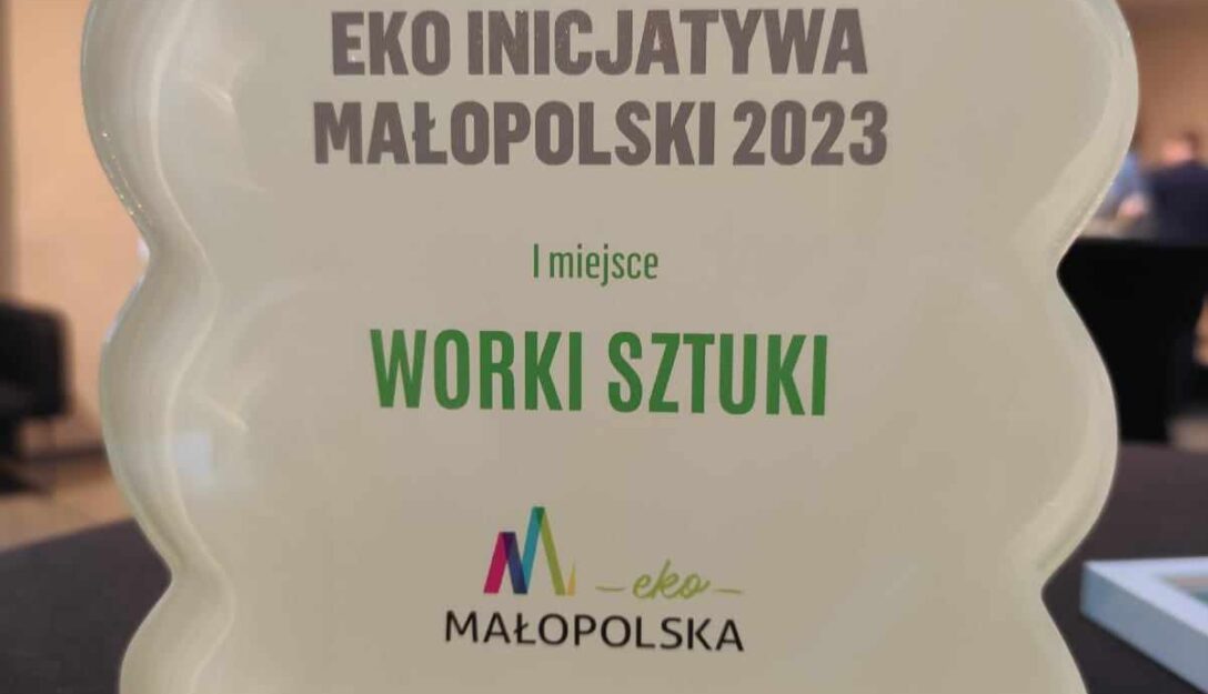 Statuetka konkursu Eko HERO Małopolski 2023 przyznana za kampanię ekologiczną "Worki Sztuki" dla MPEC Tarnów i Szkoły Szczepanika w Tarnowie