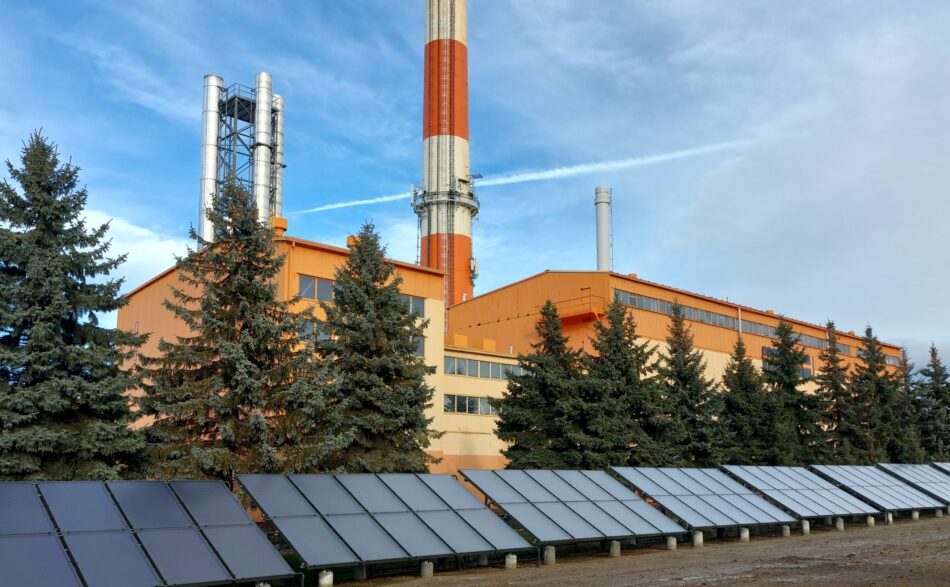 Kolektory słoneczne przed EC Piaskówka