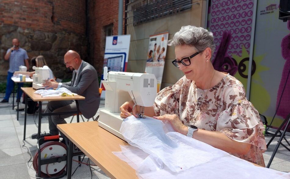 Osoby szyjące ekoworeczki