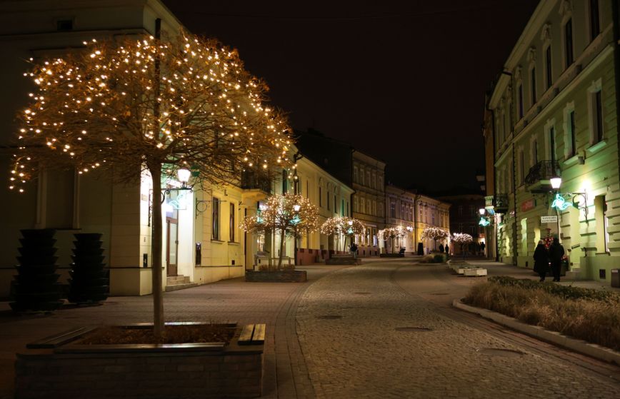 Świątecznie udekorowane drzewa na ul. Wałowej.