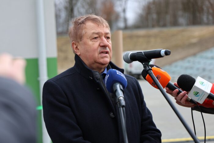 Tadeusz Sieńczak - Prezes Zarządu MPEC Tarnów udziela wywiadu tarnowskim mediom podczas otwarcia Elektrociepłowni Stalowa.