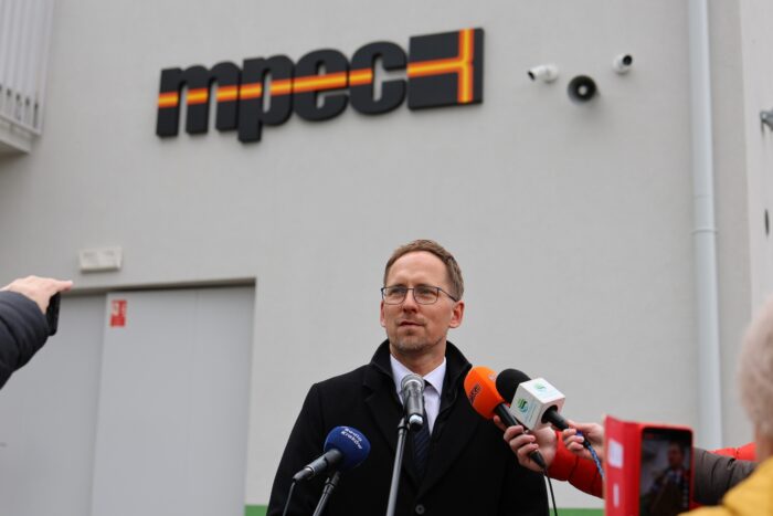 Jakub Kwaśny, Prezydent Tarnowa udziela wywiadu tarnowskim mediom podczas otwarcia Elektrociepłowni Stalowa.