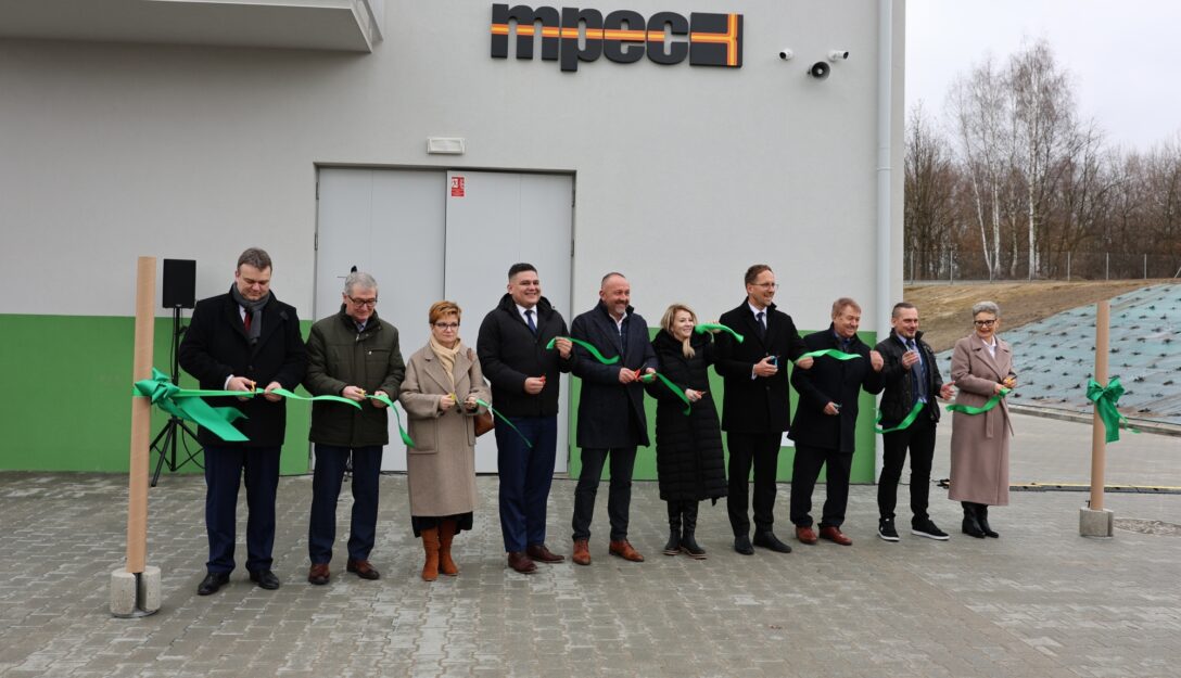 Uroczyste przecięcie wstęgi przed Elektrociepłownią Stalowa przez gości uczestniczących w uroczystym otwarciu instalacji.