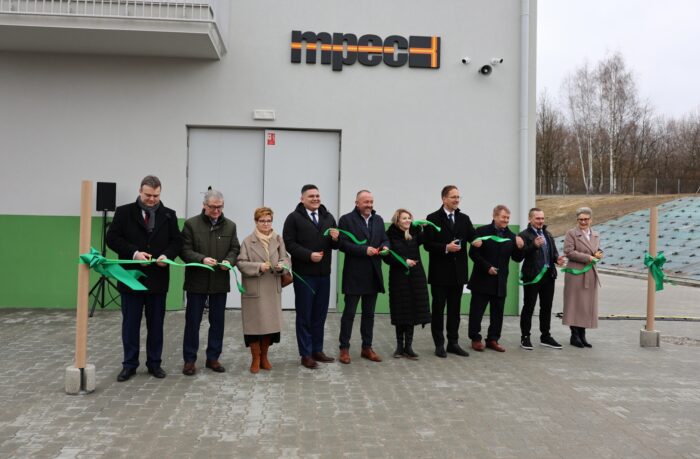 Uroczyste przecięcie wstęgi przed Elektrociepłownią Stalowa przez parlamentarzystów, Zarząd MPEC Tarnów, Prezydenta Miasta Tarnowa i jego Zastępcę, Przewodniczącą Rady  Miejskiej w Tarnowie oraz przedstawicieli WFOŚiGW w Krakowie, firmy Elemont i firmy Tedom (wykonawców inwestycji).