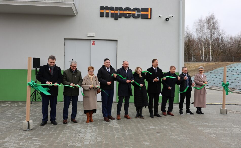 Uroczyste przecięcie wstęgi przed Elektrociepłownią Stalowa przez gości uczestniczących w uroczystym otwarciu instalacji.