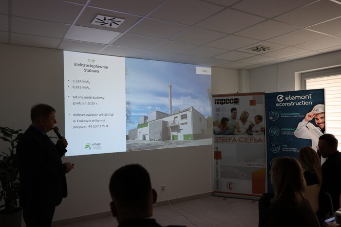 Prezentacja etapów budowy Elektrociepłowni Stalowa gościom uroczystego otwarcia instalacji przez Tadeusza Sieńczaka, Prezesa Zarządu MPEC Tarnów.
