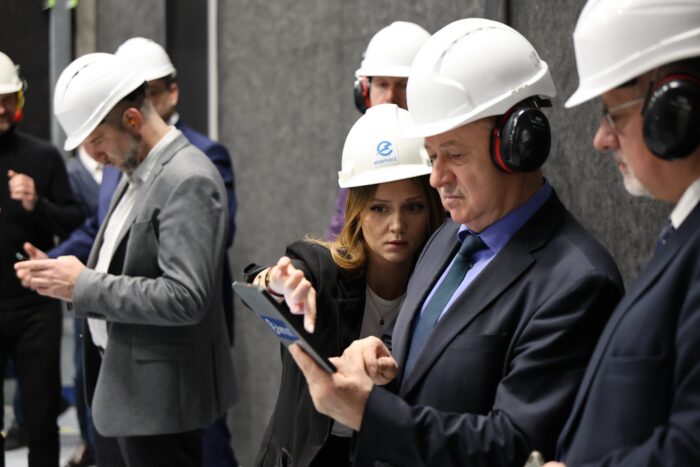 Goście zwiedzający instalacje w Elektrociepłowni Stalowa w Tarnowie.