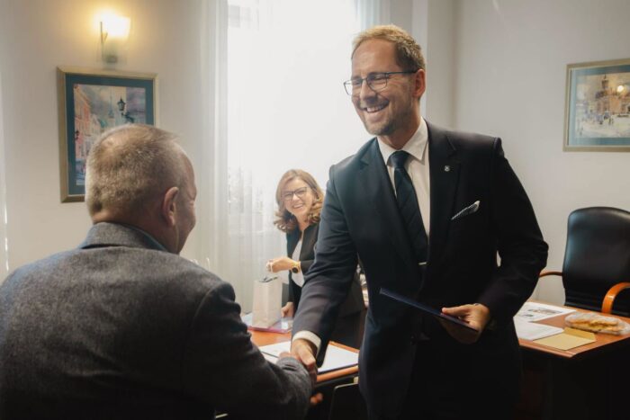 Prezydent Tarnowa Jakub Kwaśny składa gratulacje jednemu z dyspozytorów.