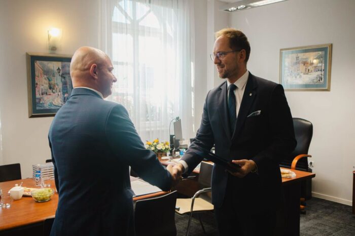 Prezydent Tarnowa Jakub Kwaśny składa gratulacje jednemu z dwóch dyspozytorów.