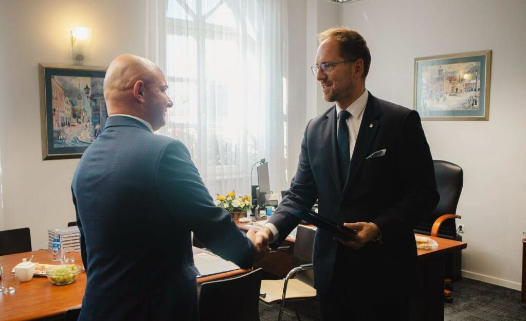 Prezydent Tarnowa Jakub Kwaśny składa gratulacje jednemu z dyspozytorów