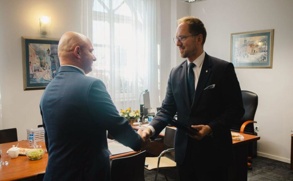 Prezydent Tarnowa Jakub Kwaśny składa gratulacje jednemu z dyspozytor&oacute;w